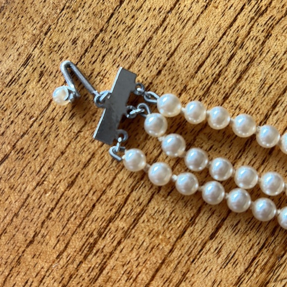 Triple strand faux pearl necklace - Picture 8 of 11